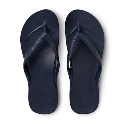 https://images.feetlife.co.uk/products/1194/archies_thongs_-navy-_arch_support_sandals_birds_eye_view_2000x.jpg?auto=format&w=400