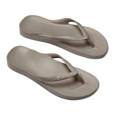 https://images.feetlife.co.uk/products/1206/archies_thongs_-taupe-_arch_support_sandals_45_degree_view_550x.jpg?auto=format&w=400